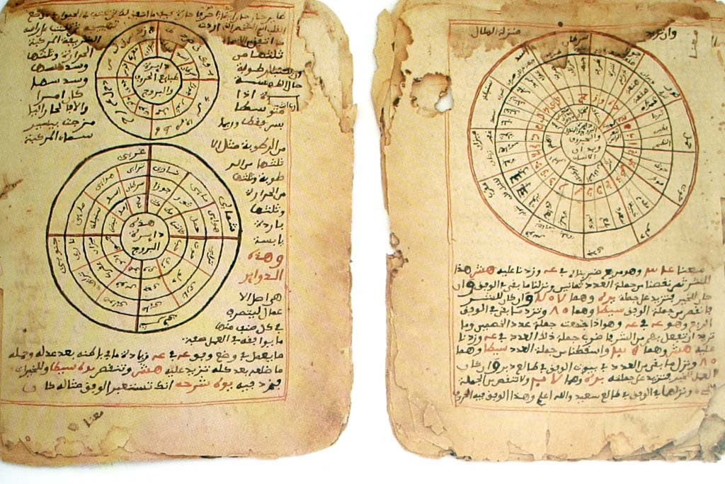 Page de manuscrit ancien de Tombouctou présentant des calculs astronomiques.